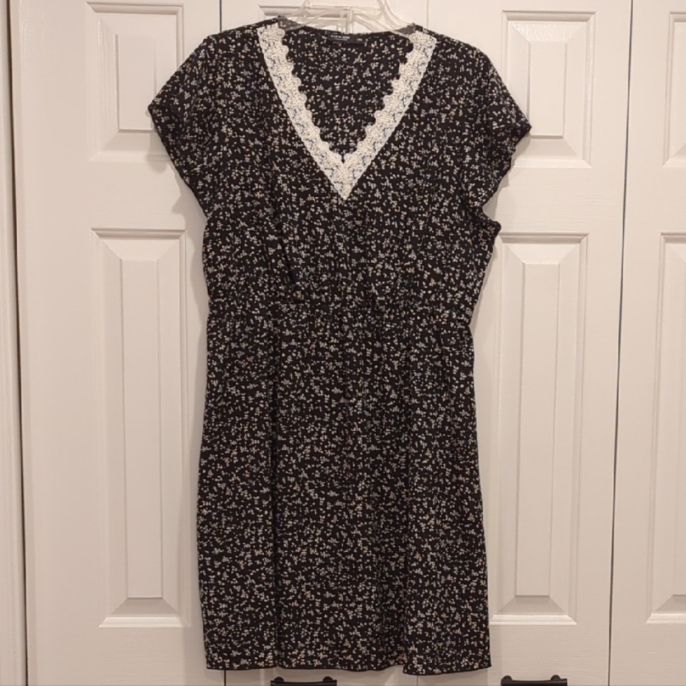 Elegant Black Floral Dress with Lace Trim